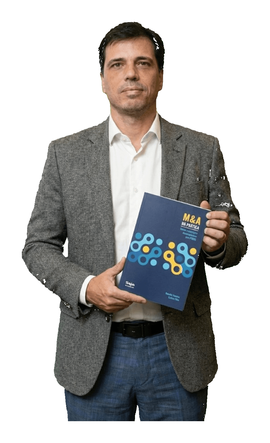 Ronaldo Fenelon segurando o livro M&A na Prática